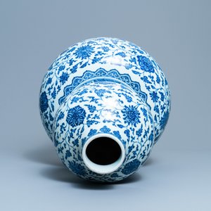 Een grote Chinese blauw-witte kalebasvaas met florale slingers, 19/20e eeuw — foto 6