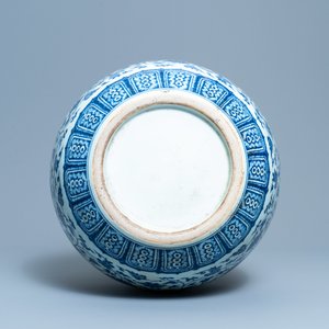Een grote Chinese blauw-witte kalebasvaas met florale slingers, 19/20e eeuw — foto 7