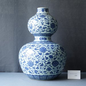 Een grote Chinese blauw-witte kalebasvaas met florale slingers, 19/20e eeuw — foto 8