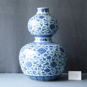 Een grote Chinese blauw-witte kalebasvaas met florale slingers, 19/20e eeuw — foto 9