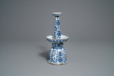 Een grote Chinese blauw-witte kandelaar met floraal decor, Qianlong/Jiaqing