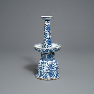 Een grote Chinese blauw-witte kandelaar met floraal decor, Qianlong/Jiaqing — foto 1
