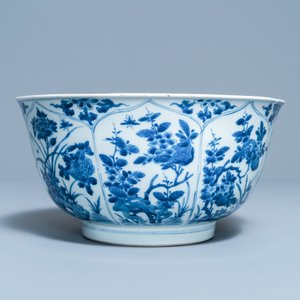 Een grote Chinese blauw-witte kom met florale vakverdeling, Kangxi — foto 2