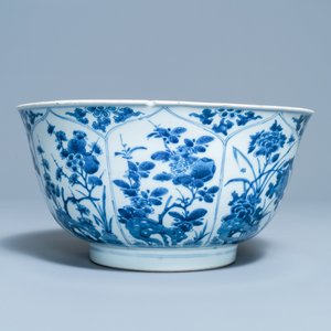 Een grote Chinese blauw-witte kom met florale vakverdeling, Kangxi — foto 3