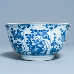Een grote Chinese blauw-witte kom met florale vakverdeling, Kangxi — foto 4