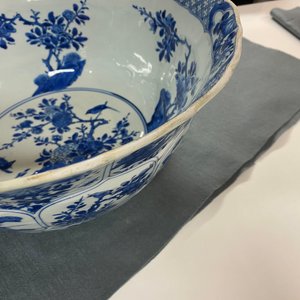 Een grote Chinese blauw-witte kom met florale vakverdeling, Kangxi — foto 11