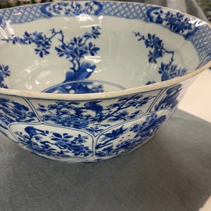 Een grote Chinese blauw-witte kom met florale vakverdeling, Kangxi — foto 18