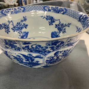 Een grote Chinese blauw-witte kom met florale vakverdeling, Kangxi — foto 19