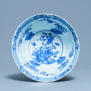 Een grote Chinese blauw-witte kom met florale vakverdeling, Kangxi — foto 7