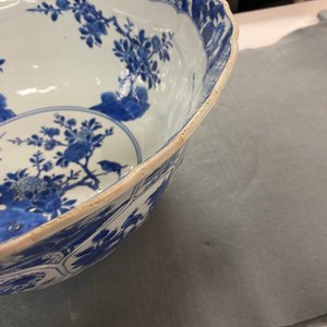 Een grote Chinese blauw-witte kom met florale vakverdeling, Kangxi — foto 9
