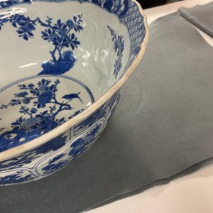 Een grote Chinese blauw-witte kom met florale vakverdeling, Kangxi — foto 10