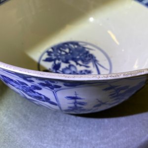Een grote Chinese blauw-witte kom met florale vakverdeling, Kangxi — foto 11