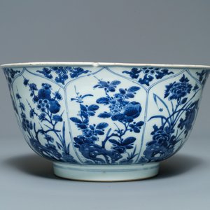 Een grote Chinese blauw-witte kom met florale vakverdeling, Kangxi — foto 4