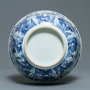 Een grote Chinese blauw-witte kom met florale vakverdeling, Kangxi — foto 6