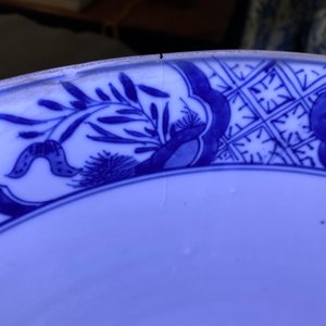 Een grote Chinese blauw-witte kom met florale vakverdeling, Kangxi — foto 9