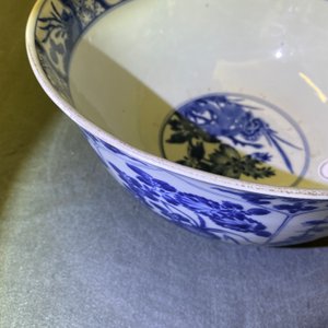 Een grote Chinese blauw-witte kom met florale vakverdeling, Kangxi — foto 10