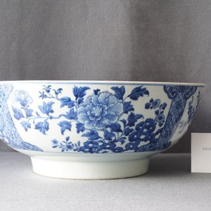 Een grote Chinese blauw-witte kom met florale vakverdeling, Qianlong — foto 9