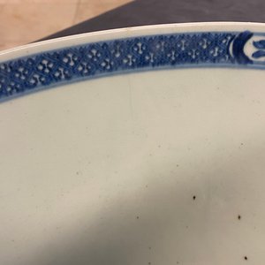 Een grote Chinese blauw-witte kom met florale vakverdeling, Qianlong — foto 13