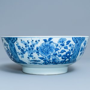 Een grote Chinese blauw-witte kom met florale vakverdeling, Qianlong — foto 3