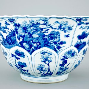Een grote Chinese blauw-witte kom met gelobde rand, Kangxi — foto 4