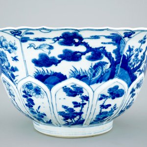 Een grote Chinese blauw-witte kom met gelobde rand, Kangxi — foto 5