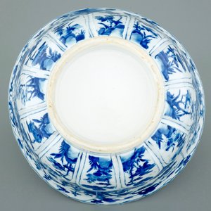 Een grote Chinese blauw-witte kom met gelobde rand, Kangxi — foto 9