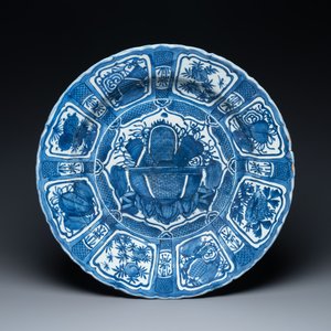 Een grote Chinese blauw-witte kraakporseleinen schotel met een jardinière, Wanli — foto 1