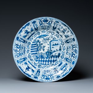 Een grote Chinese blauw-witte kraakporseleinen schotel met figuren in een landschap, Wanli — foto 1