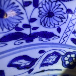 Een grote Chinese blauw-witte kraakporseleinen schotel met figuren in een landschap, Wanli — foto 4