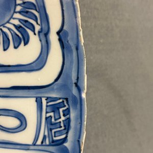 Een grote Chinese blauw-witte kraakporseleinen schotel met kwartels, Wanli — foto 3