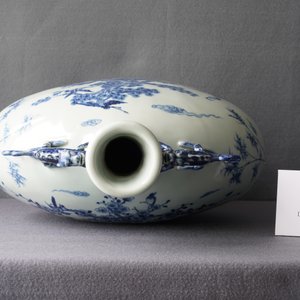 Een grote Chinese blauw-witte 'moonflask' vaas met herten, Qianlong merk en periode — foto 14