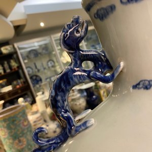 Een grote Chinese blauw-witte 'moonflask' vaas met herten, Qianlong merk en periode — foto 17