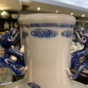 Een grote Chinese blauw-witte 'moonflask' vaas met herten, Qianlong merk en periode — foto 18