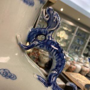 Een grote Chinese blauw-witte 'moonflask' vaas met herten, Qianlong merk en periode — foto 19