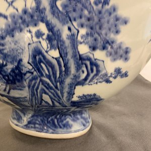 Een grote Chinese blauw-witte 'moonflask' vaas met herten, Qianlong merk en periode — foto 22