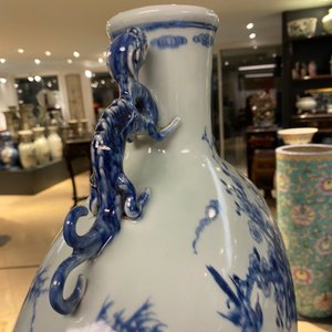 Een grote Chinese blauw-witte 'moonflask' vaas met herten, Qianlong merk en periode — foto 30