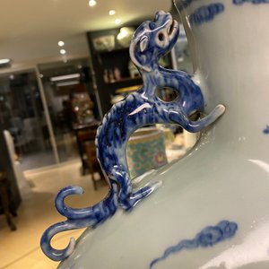 Een grote Chinese blauw-witte 'moonflask' vaas met herten, Qianlong merk en periode — foto 32