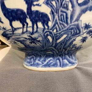 Een grote Chinese blauw-witte 'moonflask' vaas met herten, Qianlong merk en periode — foto 38