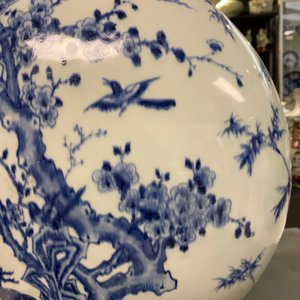 Een grote Chinese blauw-witte 'moonflask' vaas met herten, Qianlong merk en periode — foto 40