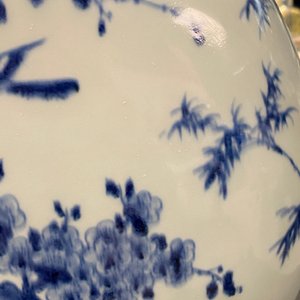 Een grote Chinese blauw-witte 'moonflask' vaas met herten, Qianlong merk en periode — foto 46