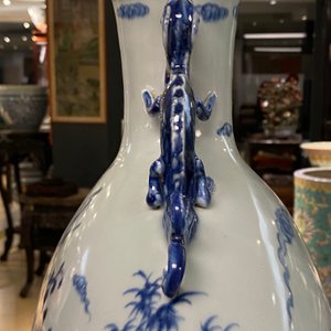 Een grote Chinese blauw-witte 'moonflask' vaas met herten, Qianlong merk en periode — foto 47