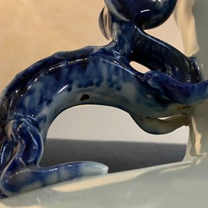 Een grote Chinese blauw-witte 'moonflask' vaas met herten, Qianlong merk en periode — foto 53