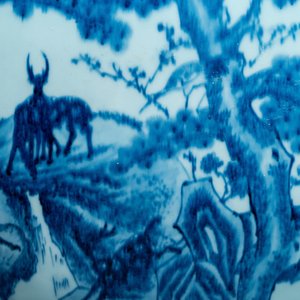 Een grote Chinese blauw-witte 'moonflask' vaas met herten, Qianlong merk en periode — foto 7