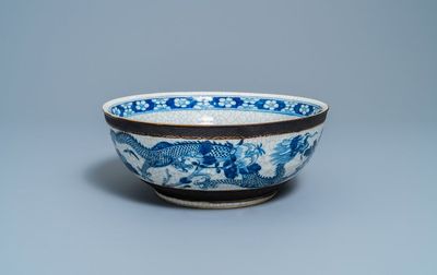 Een grote Chinese blauw-witte Nanking craquelé kom, 19e eeuw