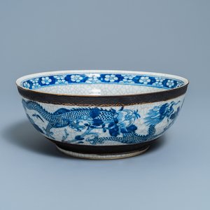 Een grote Chinese blauw-witte Nanking craquelé kom, 19e eeuw — foto 1