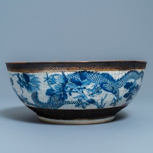 Een grote Chinese blauw-witte Nanking craquelé kom, 19e eeuw — foto 2