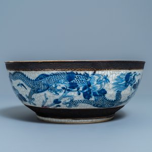 Een grote Chinese blauw-witte Nanking craquelé kom, 19e eeuw — foto 4