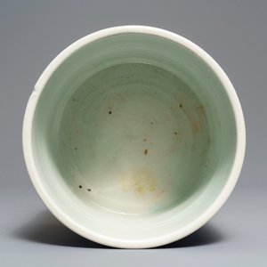 Een grote Chinese blauw-witte penselenbeker, bitong, Transitie periode — foto 6