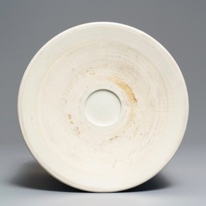 Een grote Chinese blauw-witte penselenbeker, bitong, Transitie periode — foto 7