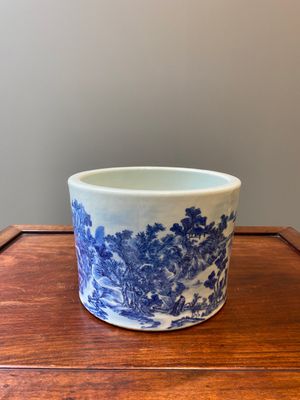 Een grote Chinese blauw-witte penselenbeker met een fijn berglandschap, 18e eeuw — foto 2